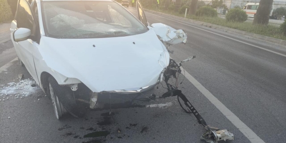 Mersin'de refüje çarpan otomobildeki 3 kişi yaralandı
