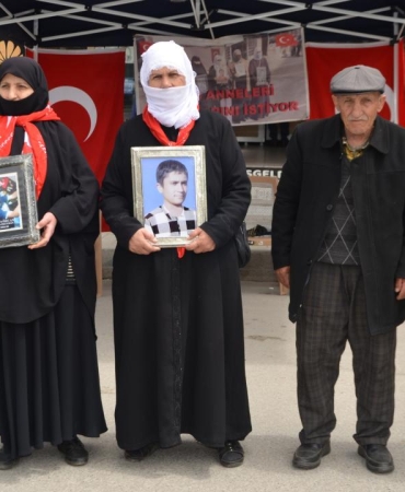 Muşlu aileler evlat nöbetini sürdürdü