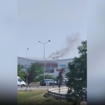 Pendik'te alışveriş merkezinin çatısında yangın çıktı