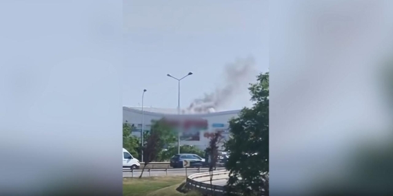 Pendik’te alışveriş merkezinin çatısında yangın çıktı