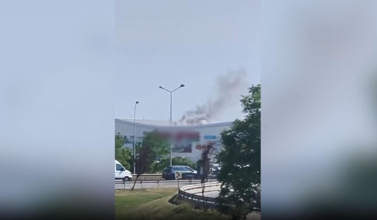 Pendik'te alışveriş merkezinin çatısında yangın çıktı