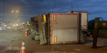 Pendik'teki tır kazası trafiği aksattı
