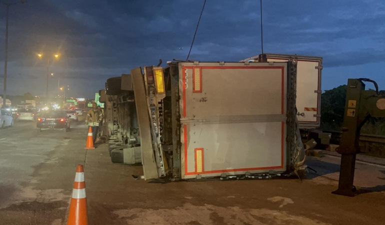 Pendik'teki tır kazası trafiği aksattı