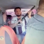 Rehine alınan taksicinin saldırganı engellediği anlar kamerada
