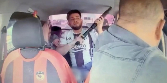 Rehine alınan taksicinin saldırganı engellediği anlar kamerada