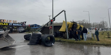 Samsun'da demir yüklü tır devrildi: 1 yaralı