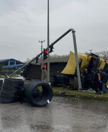 Samsun'da demir yüklü tır devrildi: 1 yaralı