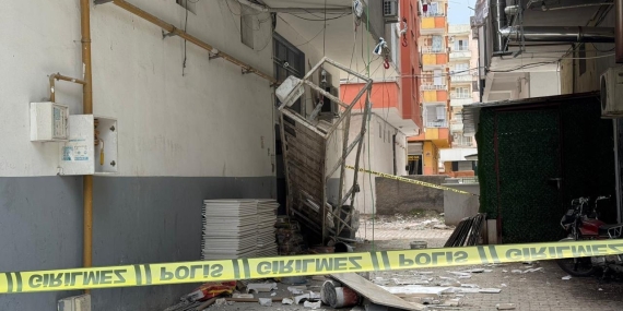 Şanlıurfa'da inşaat asansörü düştü: 1 işçi balkonda asılı kaldı