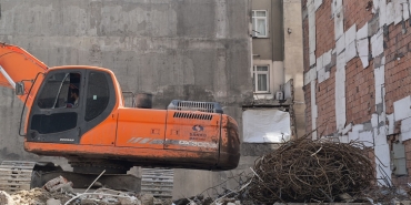 Sultangazi'de yıkım sırasında bitişikteki iki apartman hasar gördü