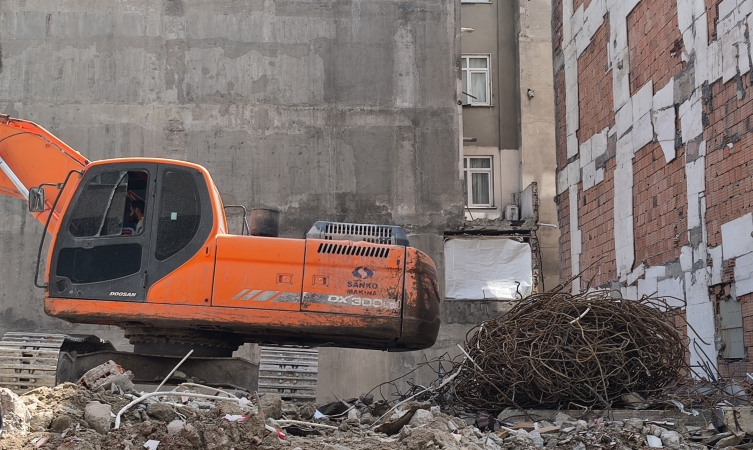 Sultangazi'de yıkım sırasında bitişikteki iki apartman hasar gördü