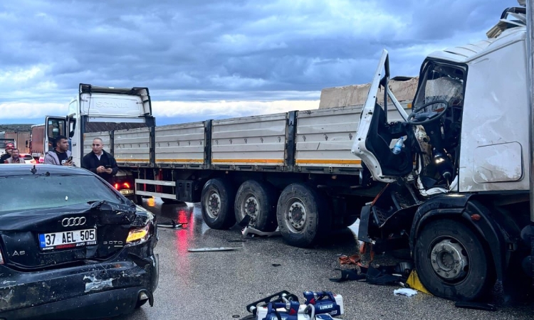TAG Otoyolu'nda zincirleme trafik kazası: 1'i ağır 5 yaralı