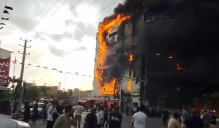 Tahran'da alışveriş merkezinde çıkan yangında 8 kişi hayatını kaybetti