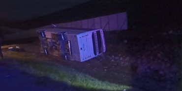 Taraftarları taşıyan midibüs devrildi: 27 yaralı