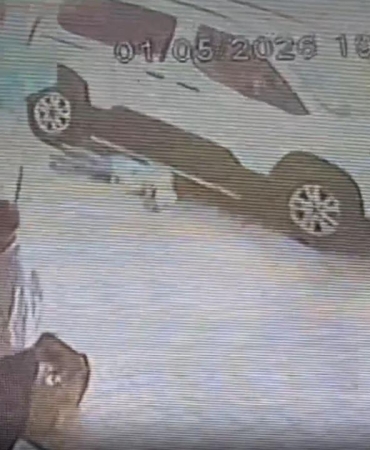 Terliğini almak için aracın altına giren çocuk ezilmekten son anda kurtarıldı