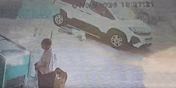 Terliğini almak için aracın altına giren çocuk ezilmekten son anda kurtarıldı