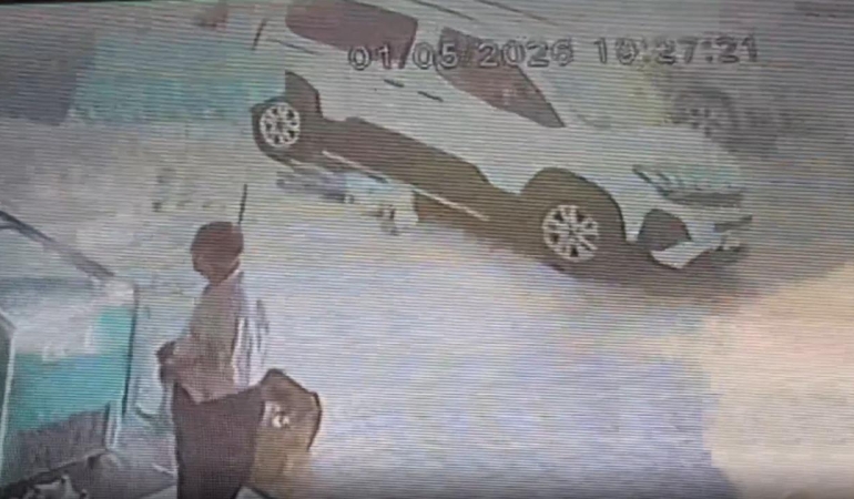 Terliğini almak için aracın altına giren çocuk ezilmekten son anda kurtarıldı