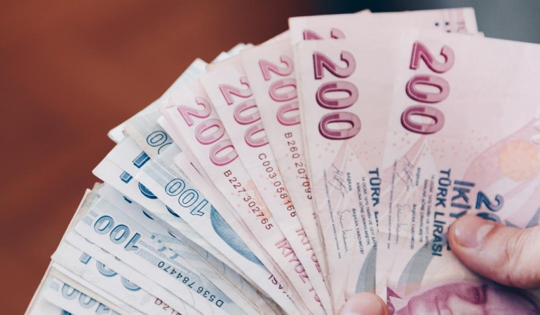 Yaşlı ve engelli aylıkları hesaplara yatırılmaya başlandı